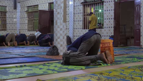 Africano-Negro-Musulmán-Orando-Dentro-De-Una-Mezquita-En-Kaasi