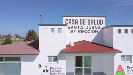 Ein-Erstaunlich-Schön-Gebautes-Gesundheitszentrum-Präsentiert-Die-Makellose-Weiße-Architektur-Der-Stadt-Vor-Dem-Himmel,-Geschmückt-Mit-Flauschigen-Weißen-Wolken,-In-Ecatepec-De-Morelos,-Mexiko