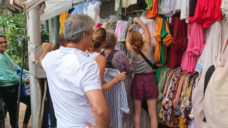 Mumbai,-India---20-De-Agosto-De-2023:-Turistas-Mirando-Ropa-A-La-Venta-En-Un-Mercado-En-Mumbai-Cerca-De-La-Puerta-De-Entrada-A-La-India.