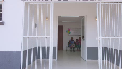 Una-Vista-Increíble-De-Un-Hermoso-Centro-De-Salud-Con-Pacientes-En-Ecatepec-De-Morelos,-México