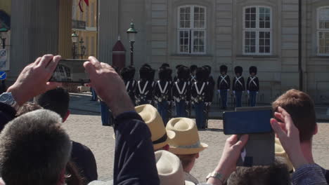 Touristen-Fotografieren-Die-Wachablösung-In-Kopenhagen,-Dänemark