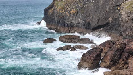 Dramatische-Wellen-In-Zeitlupe-An-Der-Britischen-Küste-Von-Cornwall,-Drohne,-Luftaufnahmen