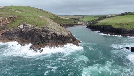 Wellen,-Zeitlupe,-Dramatisch,-Küste-Von-Cornwall,-Port-Quin,-Großbritannien