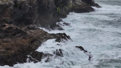 Dramatische-Brechende-Wellen-In-Zeitlupe-An-Der-Küste-Cornwalls-In-Der-Nähe-Von-Port-Isaac,-Großbritannien,-Drohne,-Luftaufnahme