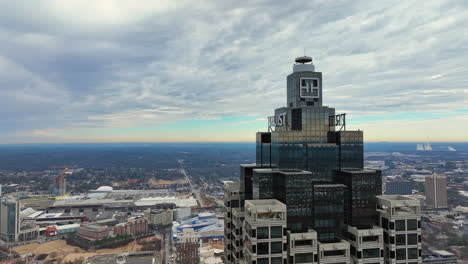 Vista-Aérea-Panorámica-De-Un-Rascacielos-Americano,-Vista-Superior-Del-Edificio-Truist-Plaza,-Centro-De-Atlanta-Bajo-Un-Cielo-Nublado