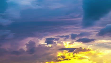 Zeitraffer-Des-Fluges-Durch-Die-Himmlisch-Schöne,-Sonnige-Wolkenlandschaft,-Erstaunlicher-Zeitraffer-Flauschiger-Wolken,-Die-Sich-Sanft-Am-Himmel-Bewegen,-Sonnenlicht-Durch-Die-Wolken-Mit-Wunderschönen-Strahlen