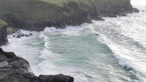 Wellen-Krachen-Dramatisch-In-Zeitlupe-An-Der-Küste-Cornwalls,-Großbritannien,-Drohne,-Luftaufnahme