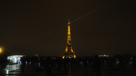 Toma-Nocturna-De-La-Torre-Eiffel-Iluminada