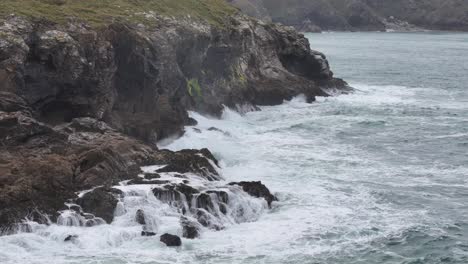 Stürmische-Dramatische-Wellen-In-Zeitlupe-An-Der-Küste-Cornwalls-In-Der-Nähe-Von-Port-Isaac,-Großbritannien,-Drohne,-Luftaufnahme