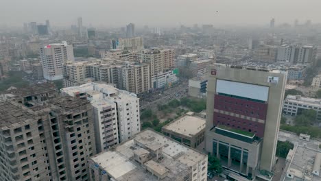 Vista-Aérea-De-Edificios-En-Karachi-Con-Contaminación-Del-Aire-Al-Lado-De-La-Carretera-Ma-Jinnah.