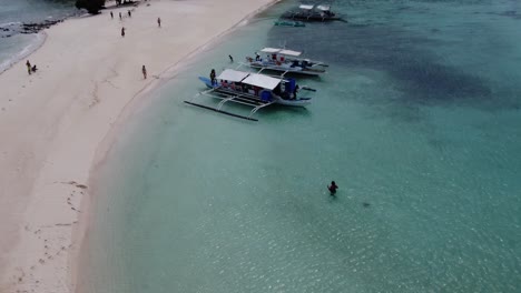Sandbank-Der-Insel-Ditaytayan-In-Coron-Mit-Ausflugsbooten-Und-Menschen-Am-Sandstrand