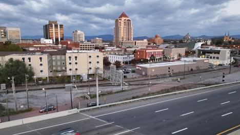 Highway-traffic-in-front-of-Roanoke,-Virginia-skyline