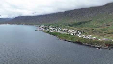 Neskaupstadur-Ciudad-Costera-En-El-Fiordo-Nordfjordur,-Este-De-Islandia