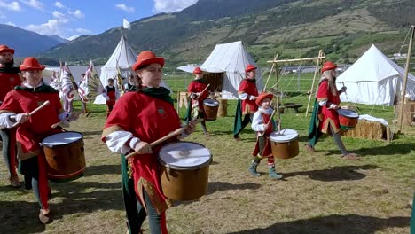 Contrada-della-Corte,-Association-of-flag-wavers-and-musicians-marches-into-the-South-Tyrolean-medieval-games