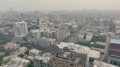 Vista-Aérea-De-Edificios-En-Karachi-Con-Contaminación-Del-Aire-Al-Lado-De-La-Carretera-Ma-Jinnah.