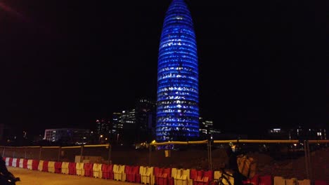 Nachtstadt-Straßenbahnbus-Fährt-Durch-Die-Straßen-Von-Barcelona-In-Spanien-Mit-Neonfarbenem-Wolkenkratzer-Hintergrund