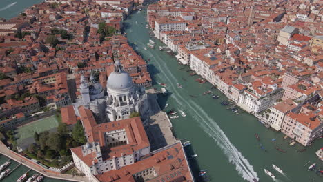 Vogelperspektive-Auf-Das-Klassische-Venedig,-Italien,-Mittags-Mit-Booten-Und-Kathedralen,-Wunderschöne-Stadt-Mit-Architektur-Und-Lebendigen-Farben