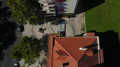 Luftdrohnenaufnahme-Der-Nachbarschaft-In-Lissabon,-Portugal-Mit-Orangefarbenem-Dach