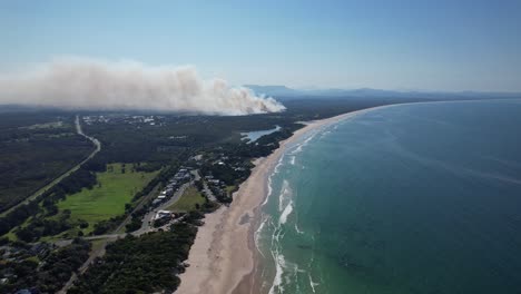 Smoke-From-Burning-Coastal-Bushland---Bushfire-Next-To-North-Belongil-Beach-in-Byron-Bay,-NSW,-Australia