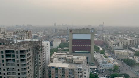 Luftaufnahme-Der-Stadtlandschaft-Von-Karachi-Durch-Dunstige-Luftverschmutzung