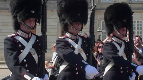 Guardias-Reales-En-Uniforme-Marchando-En-Un-Evento-Ceremonial