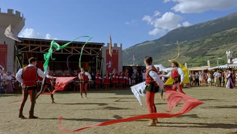 Contrada-Della-Corte,-Asociación-De-Abanderados-Y-Músicos-Durante-Una-De-Sus-Actuaciones-En-Los-Juegos-Medievales-Del-Tirol-Del-Sur