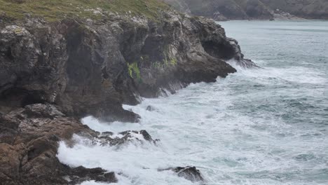 Stürmische-Dramatische-Wellen-In-Zeitlupe-Krachen-An-Der-Küste-Cornwalls-In-Der-Nähe-Von-Port-Isaac,-Großbritannien,-Drohne,-Luftaufnahme