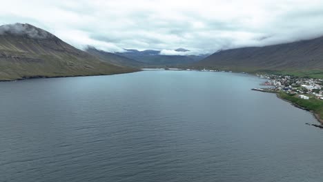 Fiordo-De-Neskaupstadur-Y-Pueblo-Pesquero-En-El-Este-De-Islandia