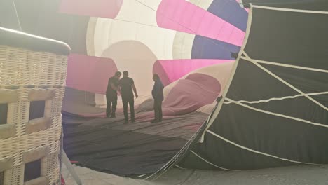 Inspección-De-Control-De-Seguridad-De-La-Aviación-Dentro-Del-Sobre-Del-Globo-Aerostático