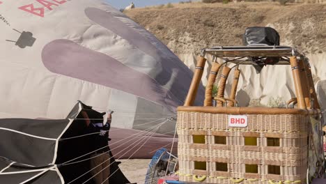 Der-Vom-Bodenpersonal-Aufgeblasene-Heißluftballon-Bereitet-Sich-Auf-Den-Tourismusflug-Vor