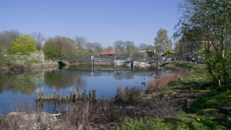 Ruhige-Flussszene-Mit-Brücke-Und-üppigem-Grün-In-Kopenhagen,-Dänemark-In-Der-Nähe-Von-Christiania