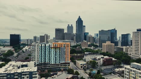 Luftaufnahme-Der-Berühmten-Skyline-Gebäude-Der-Innenstadt-Von-Atlanta-Peachtree-Street,-Georgia,-USA