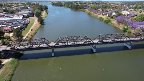 Puente-De-Armadura-De-Acero-De-Kempsey-Con-Tráfico-Que-Cruza-El-Río-Macleay-En-Nueva-Gales-Del-Sur,-Australia