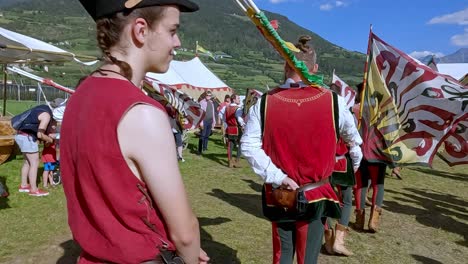 Contrada-Della-Corte,-Asociación-De-Abanderados-Y-Músicos-Marchan-Hacia-Los-Juegos-Medievales-Del-Tirol-Del-Sur