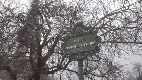 Klassisches-Straßenschild-In-Paris