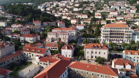 Stadtbild-Aus-Der-Luft-Mit-Häusern-Und-Schwimmenden-Menschen-Am-Strand-Von-Sulic,-Dubrovnik