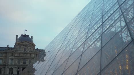 Pirámide-De-Cristal-Del-Louvre-En-París