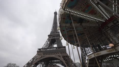 Viejo-Carrusel-Clásico-Bajo-La-Torre-Eiffel-En-París