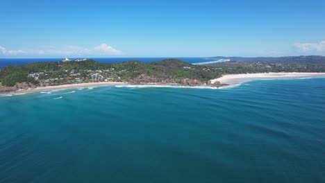 Panorama-Del-Mar-Azul-Con-La-Ciudad-Costera-De-Byron-Bay-En-Nueva-Gales-Del-Sur,-Australia