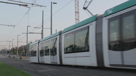 Straßenbahn-Am-Abend-In-Barcelona