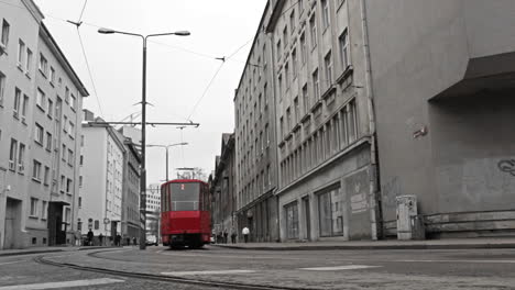 Rote-Straßenbahn-In-Der-BW-Stadt