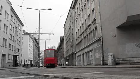 Tranvía-Rojo-En-La-Ciudad-De-Bw