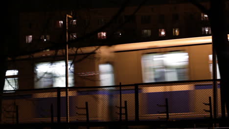 Metro-Tren-Subterráneo-Al-Aire-Libre-Por-La-Noche