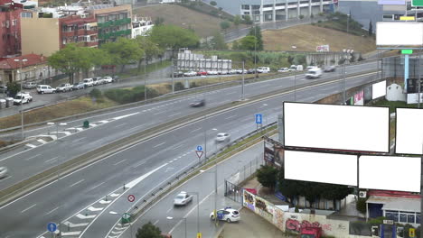 Vallas-Publicitarias-En-Una-Carretera