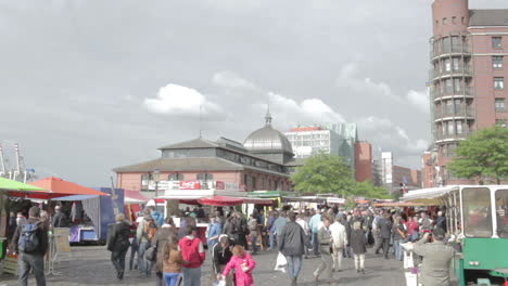 Vendedor-En-Hamburgo-Fischmarkt