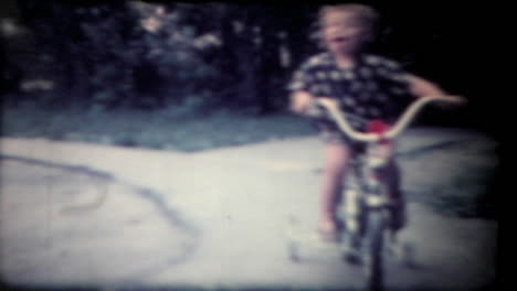 Niño-En-Bicicleta-Imágenes-De-Película-Vintage-De-8-Mm