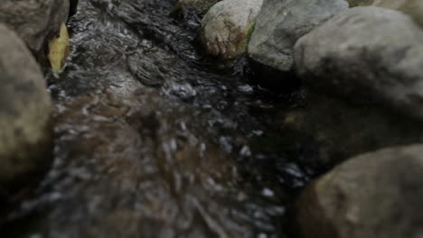Wasser-Fließt-Zwischen-Den-Steinen