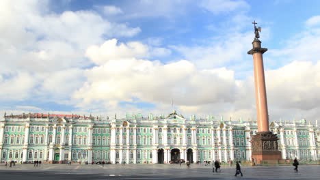 Timelapse-Palacio-De-Invierno-Y-Columna-De-Alejandro-En-San-Petersburgo