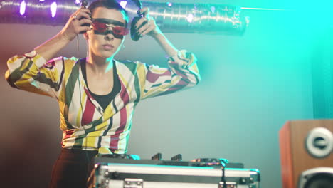 Woman-performer-mixing-sounds-at-stereo-turntables
