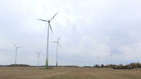 Viele-Windkraftanlagen-Auf-Dem-Feld